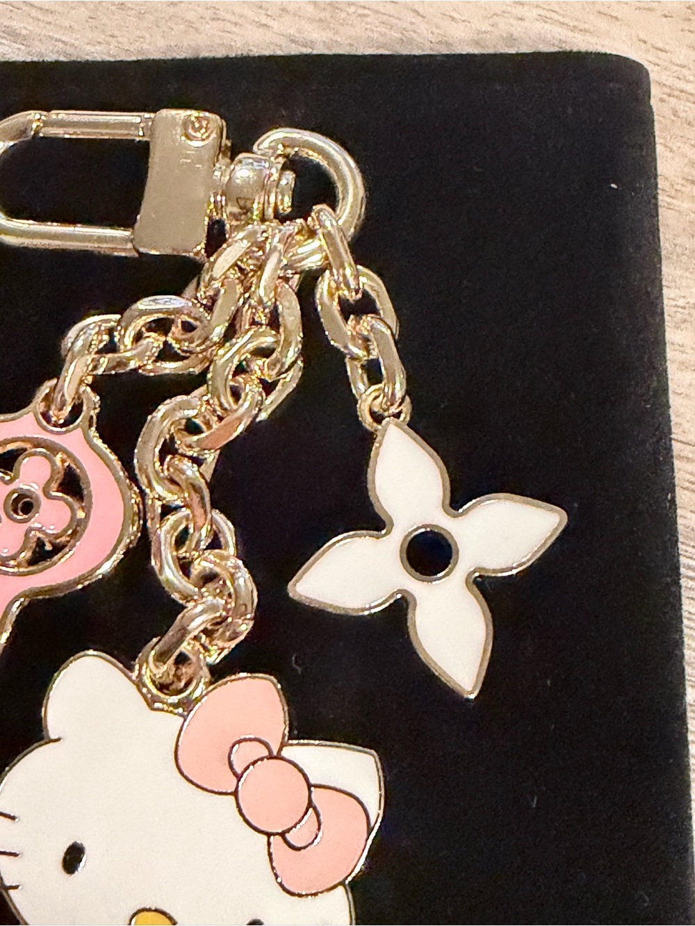Source Unknown Pink and White Hello Kitty Enamel Key & Card Holder Charm - Picture 4 of 7